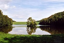 [3] Damm des Rückhaltebeckens „Mordgrundbach“ an der Bahra in Sachsen;
Aufnahme von Norbert Kaiser am 24. August 2006