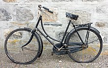 [1] ein Fahrrad der Marke Raleigh aus den 1930er Jahren im Highland Folk Museum, Schottland;
Aufnahme von DeFacto am 20. Juni 2014