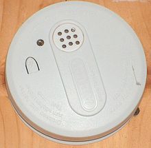 [1] ein Rauchmelder zur Montage unter der Decke mit Batterie; Rauchwarnmelder