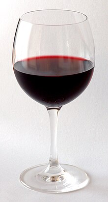 [1] Ein Glas mit Rotwein