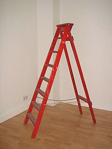 [1] eine rot lackierte Leiter; Aufnahme: 2007