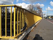 [1] ein gelbes Geländer an einer Brücke in Berlin