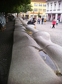 [1] Steinerne, künstliche Rinne eines Wasserspieles