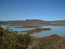 [1] Blick auf den Vanderkloof-Damm am Oranje-Fluss zehn Kilometer nordöstlich von Petrusville zwischen den Provinzen Nordkap und Freistaat, Südafrika;
Aufnahme von Tinus Badenhorst am 15. November 2008