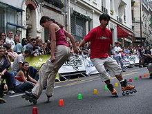 [1] Inlineskater fahren im Slalom