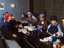 [1] Arbeiterinnen bei der Mittagspause