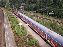 [5] die Bahn (hier: Zug im Bahnhof)