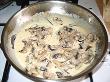 [1] Soße mit Champignons und Sahne