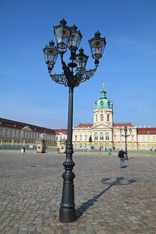 [1] eine Straßenlaterne auf dem Vorplatz des Schlosses Charlottenburg (Berlin)