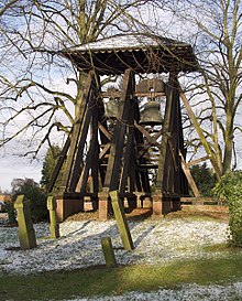 [2] Geläut in einem freistehendem Glockenstuhl in Seester (Schleswig-Holstein)