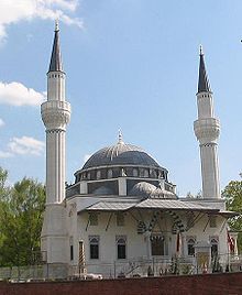 [1, 2] Şehitlik-Moschee auf dem Türkischen Friedhof am Columbiadamm im Berliner Stadtbezirk Neukölln