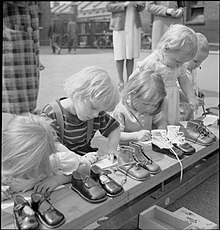 [1] britische Kinder schreiben Dankeskarten an eine US-amerikanische Spenderin für den Erhalt neuer Kinderschuhe
