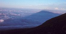 [1] der Fuji wirft einen Schatten auf der Wolkendecke über Japan