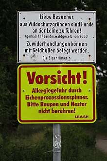 [1] Zwei Hinweisschilder