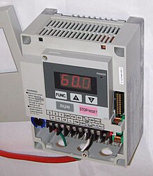 [1] geöffneter Frequenzumrichter, zur Aufputzmontage