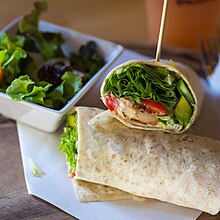 [2b] Wraps mit einer Füllung aus Hähnchenfleich, Avocado und Salat