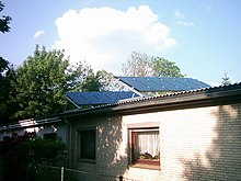 [1] eine Solaranlage auf einem Hausdauch