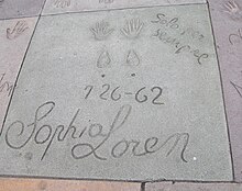 [1] Sophia Lorens Handabdruck in Zement vor dem Grauman’s Chinese Theatre, Los Angeles