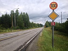 [3] Hauptstraße mit Verkehrszeichen in Finnland