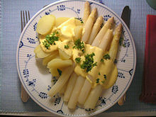 [2] mit Sauce hollandaise und Kartoffeln angerichteter weißer Spargel;
Aufnahme von Benutzer Elya am 7. Mai 2004