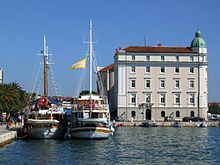 [1] Bürogebäude und Schiffe des Hafenkapitäns in Split