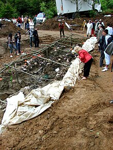 [1] 2007 freigelegtes Massengrab in Potočari, einem der Tatorte des Massakers von Srebrenica