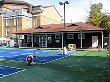 [1] Platz und Gebäude eines Tennisklubs