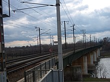[1] eine Eisenbahnbrücke