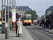 [1] eine Straßenbahnhaltestelle in Karlsruhe