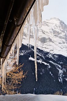 [1] Eiszapfen an einer Dachrinne