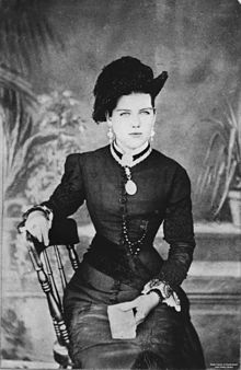 [4] Studioaufnahme einer sitzenden Frau in Taille und Rock;
Aufnahme zwischen 1880–1890 in Cooktown, Queensland