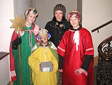 [1] eine Gruppe Sternsinger