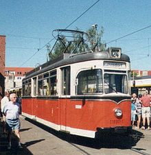 [7] Strassenbahn mit obenliegendem Bügel