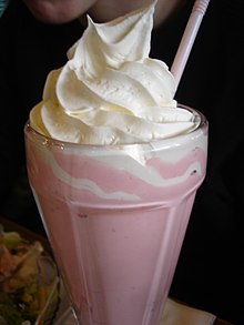 [1] Milchshake von Erdbeeren mit Schlagsahne