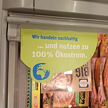 [1] Ein Supermarkt wirbt damit, nur Ökostrom zu nutzen.