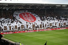 [3] eine Choreografie von Fans des FC St. Pauli nach dem Gewinn des Derbys gegen den HSV