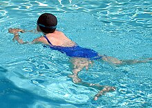 [3] Person beim Brustschwimmen