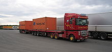 [2] Ein LKW ist mit Containern als Fracht beladen