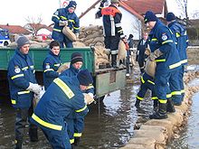 [1] Aufstapelung der Sandsäcke gegen die Flut