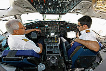 [1] zwei Piloten im Cockpit eines Passagierflugzeugs