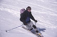 [2] ein Skiläufer führt einen Telemark aus