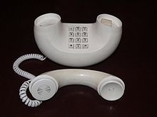 [3] unten Telefonhörer mit Muschel links