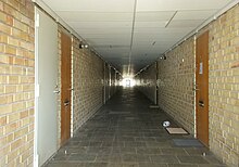 [1] ein langer Korridor