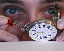 [1] Ein Uhrmacher repariert eine Uhr.