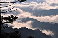 [1] Wechselspiel zwischen Wolken und Hügeln