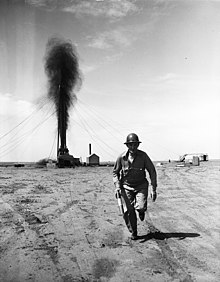 [1] Rohöl wird 1940 aus einem Bohrloch in Texas herausgedrückt.
