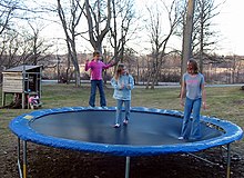 [1] Kinder auf einem Trampolin