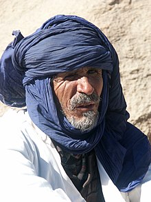 [1] ein Tuareg trägt einen durch Indigo gefärbten Turban