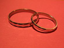 [1] Ringe sind in vielen Kulturen ein Zeichen, dass Partner eine Ehe geschlossen haben