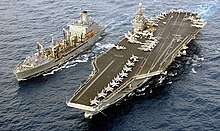 [1] Rechts, Flugzeugträger USS Harry S. Truman. Links ein Versorgungsschiff.